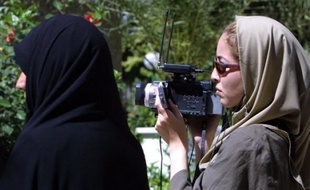 L'Iran va relâcher dans les tout prochains jours la journaliste irano-américaine Roxana Saberi, détenue dans ce pays depuis plus d'un mois, a rapporté vendredi l'agence iranienne Isna.