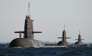 Les sous-marins Collins de la Royal Navy australienne, dans les eaux australiennes le 22 mars 2015