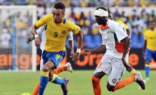 Le Gabon a réussi lundi ses débuts dans "sa" Coupe d'Afrique des nations, qu'il organise avec la Guinée équatoriale, en dominant 2 à 0 le Niger, tout comme la Tunisie, vainqueur 2-1 du Maroc.