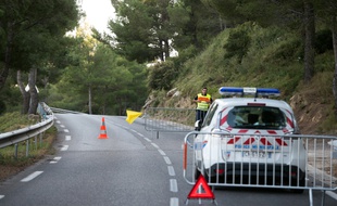 La police assure la sécurité après un accident lors d'un rallye.