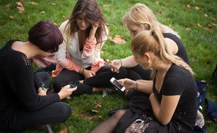 Illustration de jeunes avec leurs smartphones.