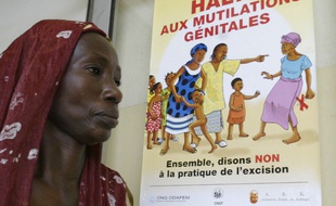 Une femme devant une affiche anti-excision à Abidjan, en 2005.
