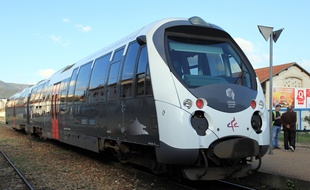 Un train en Corse en gare de Corte