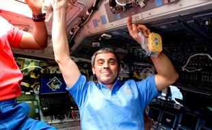 Léopold Eyharts s'apprête à déjeuner dans la Station spatiale internationale, le 15 février 2008