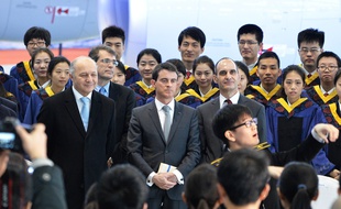 Manuel Valls et Laurent Fabius à Tianjin, en Chine, le 29 janvier 2015.