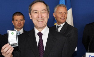 Le ministre de l'Intérieur Claude Guéant pose avec un tract d'information du ministère de l'Intérieur sur les vols de téléphones portables, lors d'une conférence de presse en marge d'un déplacement le 14 avril 2011 à Juvisy-sur-Orge.