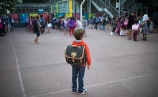 Illustration d'un enfant dans une cour d'école.