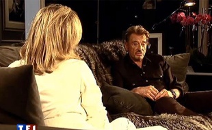 Captire d'écran de Johnny Hallyday en interview avec Claire Chazal (diffusée sur TF1), dans sa maison de Los Angeles