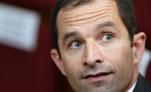 Le ministre à l'Economie sociale et solidaire et à la Consommation, Benoît Hamon, a annoncé, vendredi à Morlaix, que deux textes visant à réformer le crédit renouvelable et à autoriser les actions de groupe entreraient en application en 2013.