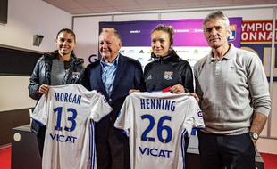 Jean-Michel Aulas et Gérard Prêcheur étaient ravis de présenter Alex Morgan et Josephine Henning, samedi, au centre d'entraînement de l'OL à Décines.