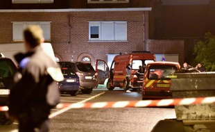 La police devant la maison où cinq membres d'une même famille ont été retrouvés morts le 21 octobre 2015 dans leur domicile d'Haubourdin (Nord), en banlieue de Lille