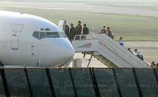 Les Lillois n'ont quitté la France que hier après-midi, car l'envol de leur avion a été repoussé à cause de la brûme.
