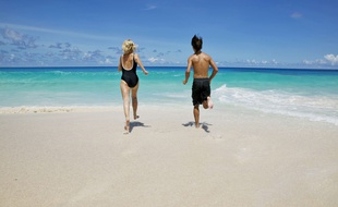 Illustration d'un couple aux Seychelles.
