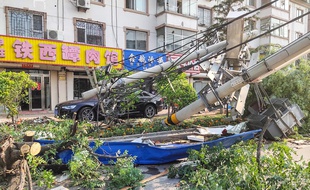 Des poteaux télégraphiques abattus par une tornade à Kaiyuan, dans la province chinoise du Liaoning, le 3 juillet 2019.