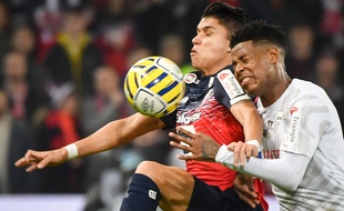 L'Amiénois Bongani Zungu à la lutte avec le Lillois Luiz Araujo. Photo D. Charlet / AFP photos