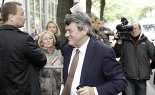 Jean-Louis Borloo a défendu dimanche son projet de réunir les principales formations politiques du centre au sein d'une fédération, en soulignant la nécessité de "former des coalitions" pour gouverner.