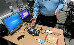 La cellule N'Tech intervient sur un smartphone dans le cadre d'une enquête sur une affaire de pédophilie.