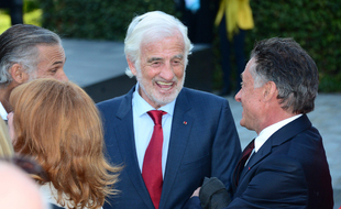 Jean-Paul Belmondo au milieu de ses amis