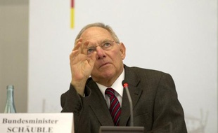 Le ministre allemand des Finances Wolfgang Schäuble a démenti lundi toute initiative franco-allemande pour assouplir les règles bancaires dites "Bâle III", lors d'une conférence de presse à Paris avec son homologue français François Baroin.