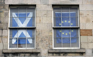 Le drapeau écossais et celui de l'Union européenne, à Edimbourg le 21 août 2020.