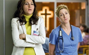 Un peu de Vicodin et ça repart pour l'infirmière Jackie (Edie Falco, à droite).