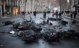 Paris, le 5 janvier 2019. Des individus ont allumé une barricade dans une rue proche des Champs-Elysées, en marge de la mobilisation des «gilets jaunes».