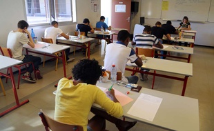 Illustration: Des élèves passent un examen, le 17 juin 2015.