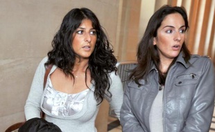 Les soeurs d'Ilan Halimi, Yaël Halimi et Anne-Laure Abitbol (de g à d), lors du procès de son ravisseur et meurtrier Youssouf Fofana au palais de justice de Paris, le 29 avril 2009