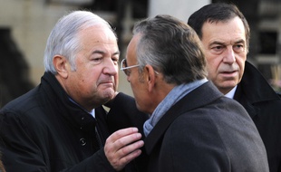 Jacques Mailhot, directeur du théâtre des deux ânes et et Jean Roucas, lors des funérailles de Jean Amadou, à Paris, le 27 octobre 2011.
