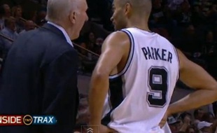 Capture d'écran de Tony Parker en discussion avec son coach des San Antonio Spurs, Gregg Popovich, le 2 mai 2012.