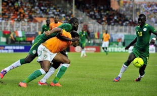 Le match Sénégal-Côte d'Ivoire, comptant pour les barrages retour à la CAN-2013, a été "définitivement" arrêté après une suspension d'une quarantaine de minutes en raison d'incidents au stade, a annoncé à la presse un responsable fédéral.