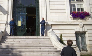 Le 24 juin 2013. Entrée du conseil municipal à la mairie de Corbeil-Essonnes tenue par le maire UMP, Jean-Pierre Bechter. Des vigiles ( de dos) ainsi que la police municipale sont postés a l'entrée.