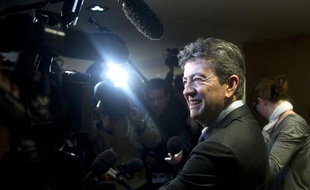 Jean-Luc Mélenchon, candidat à l'investiture du Front de gauche (FG) pour la présidentielle de 2012, répond aux questions des journalistes lors d'un conseil national du Parti de Gauche, le 22 janvier 2011 à Paris