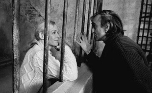 Pierre Granier-Deferre, aux côtés de l'actrice suédoise Ingrid Thulin, sur le tournage de «La Cage», en 1975.