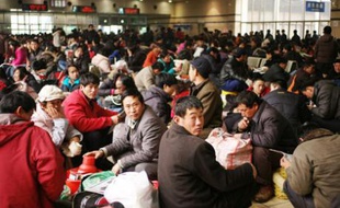 Des milliers de Chinois attendent leur train dans la salle d’attente n°6 de la gare centrale de Shanghai, le 28 janvier 2008.
