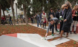 Une stèle à la mémoire des victimes homosexuelles du nazisme a été inaugurée vendredi dans le centre de Tel-Aviv en présence du maire de la ville et de l'ambassadeur d'Allemagne en Israël, a constaté un correspondant de l'AFP.