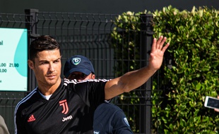 Cristiano Ronaldo se sort d'un bien mauvais pas.
