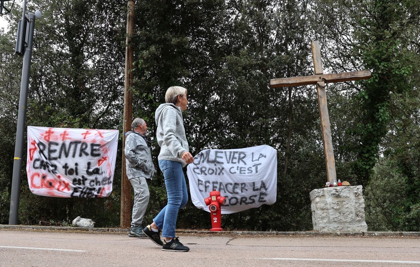 Non, la croix n’a pas été retirée en Corse après la demande d’une femme musulmane