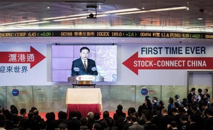 Des invités assistent au lancement de la plateforme d'échanges boursières "Shanghai-Hong Kong Stock Connect" à Hong Kong, le 17 novembre 2014