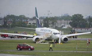Un avion WestJet a l'aéroport de Montréal, le 5 juin 2015 (illustration).