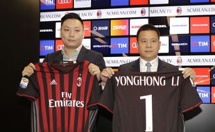 Yonghong Li (à droite) est le mystérieux homme d'affaires chinois qui a mené les négociations de rachat du Milan AC en avril 2017.