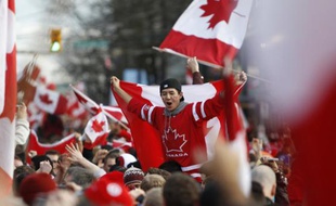 Les supporters canadiens fêtent la victoire de leur équipe de hockey aux JO de Vancouver, le 28 février 2010.