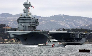 Le porte-avions nucléaire Charles-de-Gaulle quitte le port de Toulon, le 11 février 2007