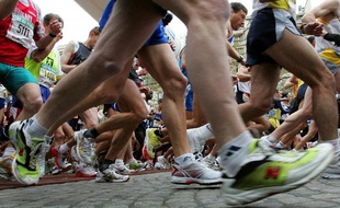 Des coureurs lors du marathon de Paris le 10 avril 2005.