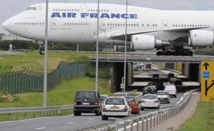 Air France prévoit de bloquer les salaires dans son plan d'économies qui doit être examiné le 11 janvier, affirme le quotidien La Tribune paru mardi, qui cite plusieurs sources concordantes.