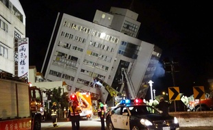 Un bâtiment effondré après le séisme de magnitude 6,4 dans l'est de Taïwan, le 7 février 2018.