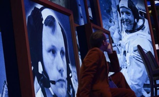 Le monde pleurait dimanche le premier homme à avoir marché sur la Lune, Neil Armstrong, décédé la veille, saluant dans de vibrants hommages la ténacité et l'audace, autant que l'humilité d'un homme qui, selon la presse américaine, était devenu une figure "presque mythique".