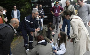 Un pompier s'adresse à une jeune femme blessée lors d'une charge de la police sur les manifestants, à Rennes le 2 juin 2016