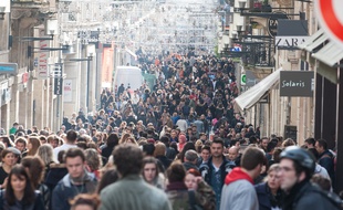 Bordeaux, 8 janvier 2014. - La rue Sainte-Catherine entre midi et deux le premier jour des soldes d'hiver