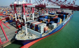 Des conteneurs dans le port de Qingdao, dans la province de Shandong, le 7 mars 2014